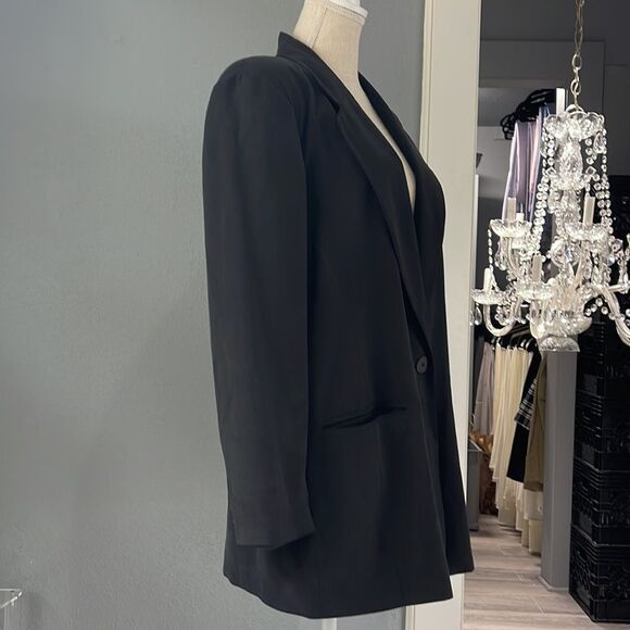VTG Theo miles 100 percent silk blazer with shoulder pads runs large in black - Picture 2 of 7